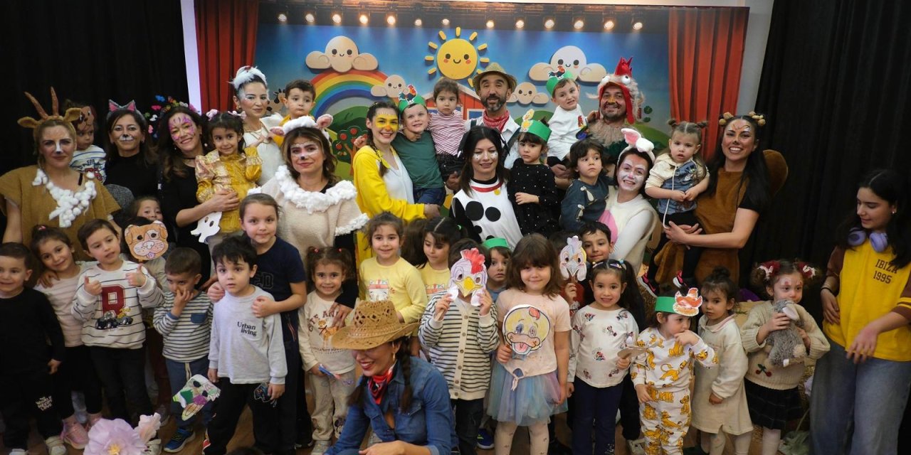 Bu kez minikler velilerini alkışladı