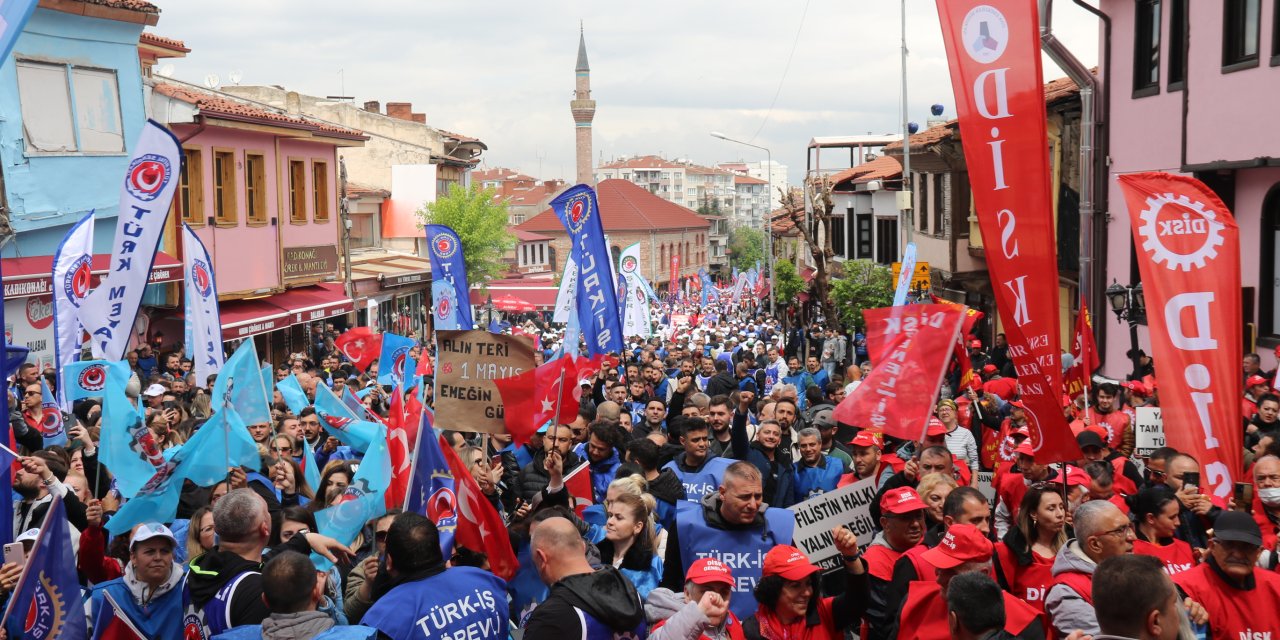 Eskişehir’de 1 Mayıs kutlamalarına binlerce vatandaş katıldı