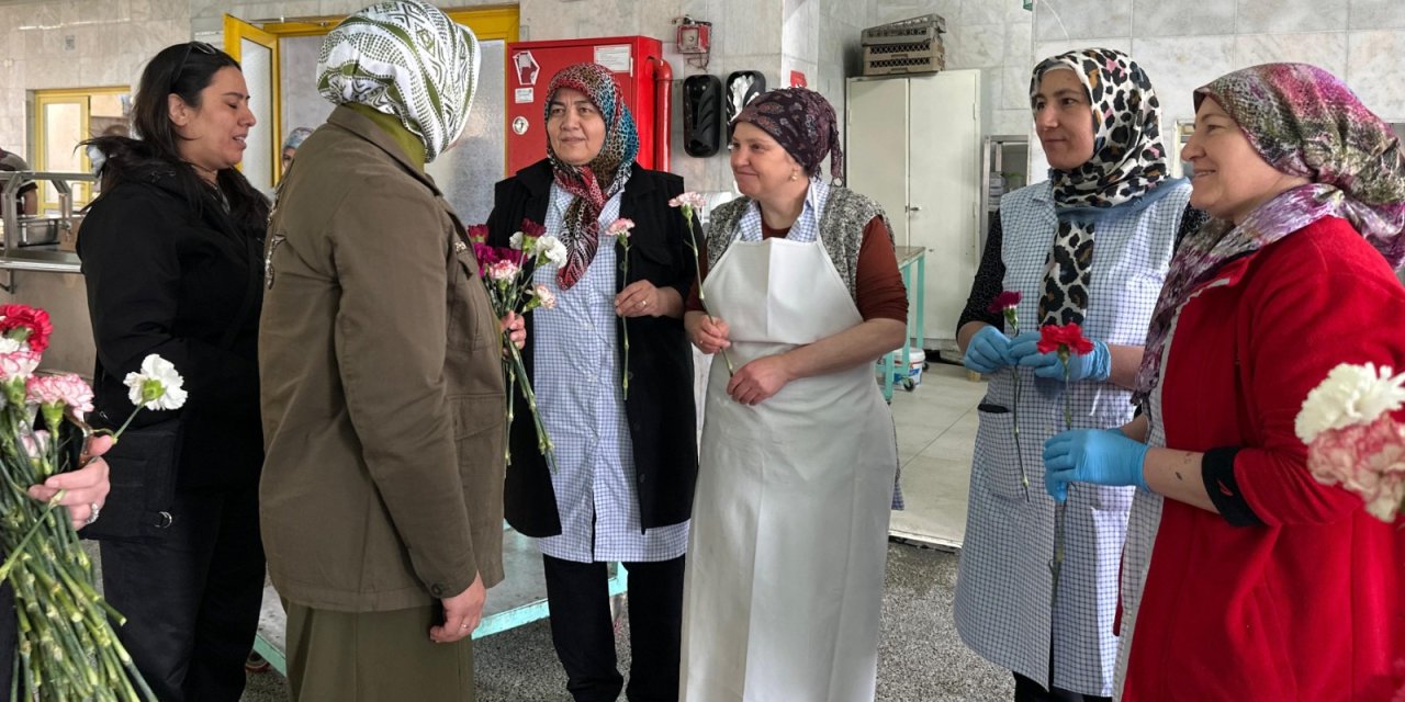 AK Parti İl Kadın Kolları işçileri ziyaret etti