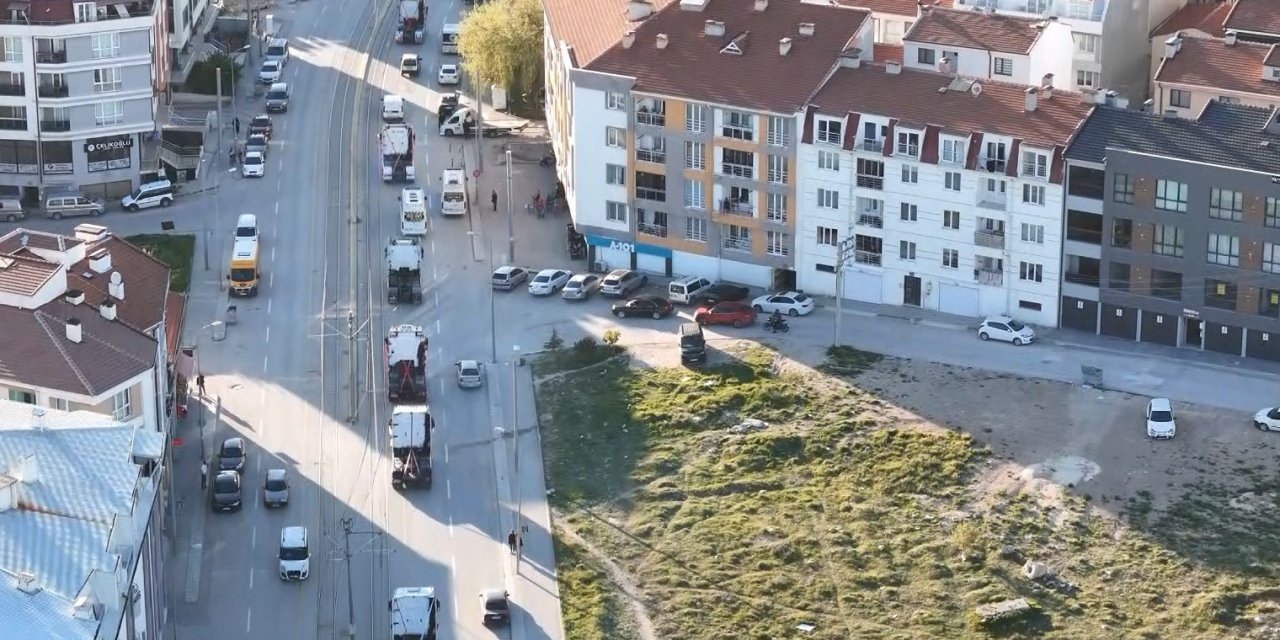 Eskişehir'de 15 tırdan oluşan düğün konvoyu görenleri şaşırttı