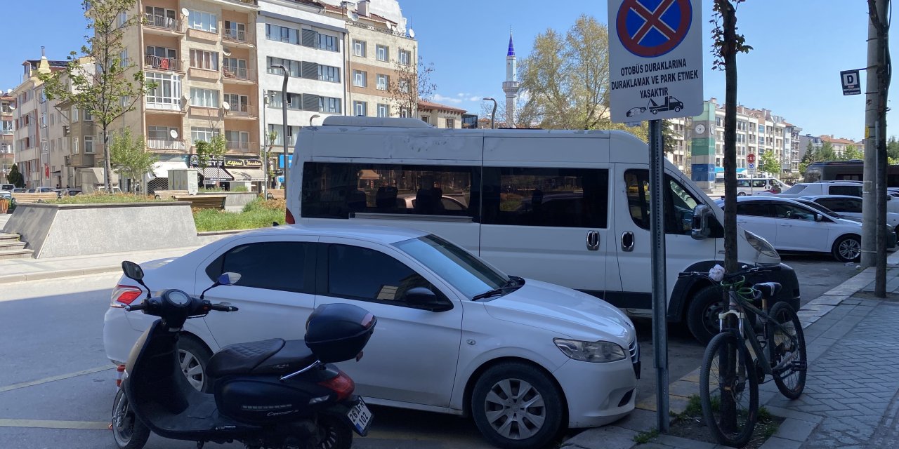 Eskişehir’de otobüs duraklarını araç park edenler tepki çekti