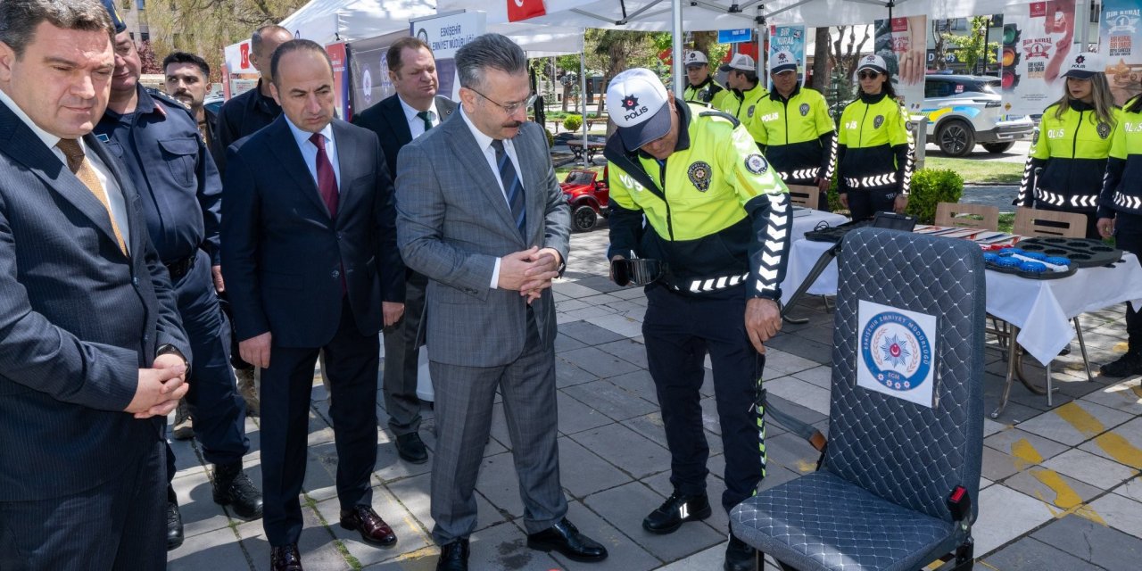 Vali Aksoy Trafik Haftası stantlarını gezdi