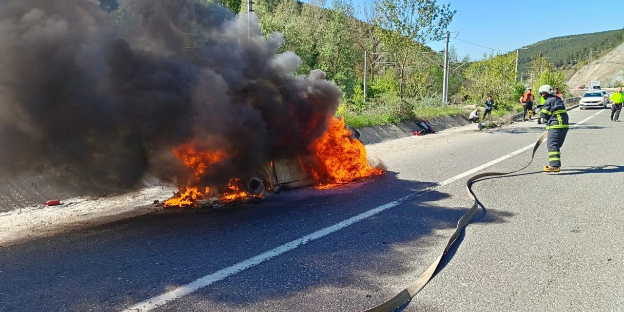 Bilecik-Eskişehir karayolunda bir araç alev topuna döndü