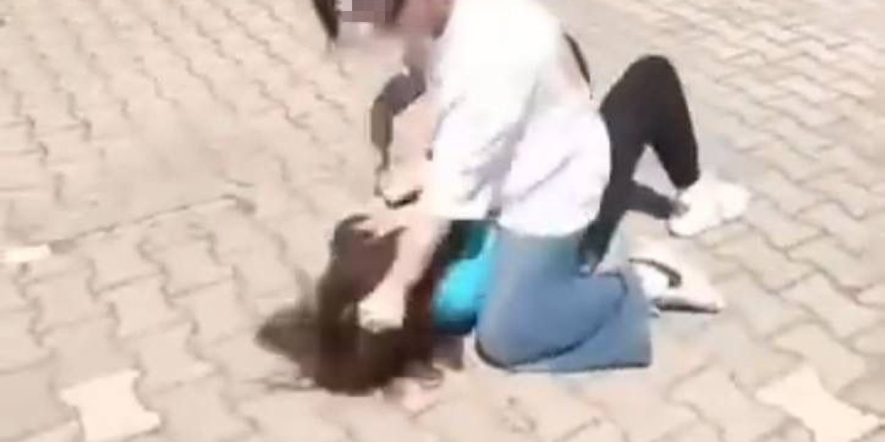 Ortaokul öğrencisi kızların kavgası kameralara yansıdı!