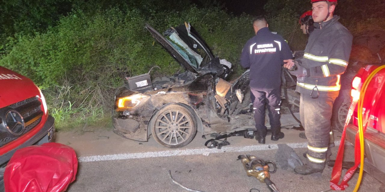 Bursa'da 2 araç çarpıştı: 3 ölü, 1 yaralı