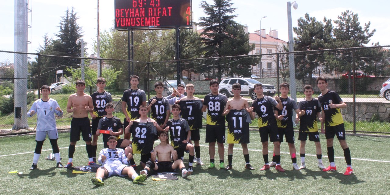 Liseli futbolcular sahne aldı