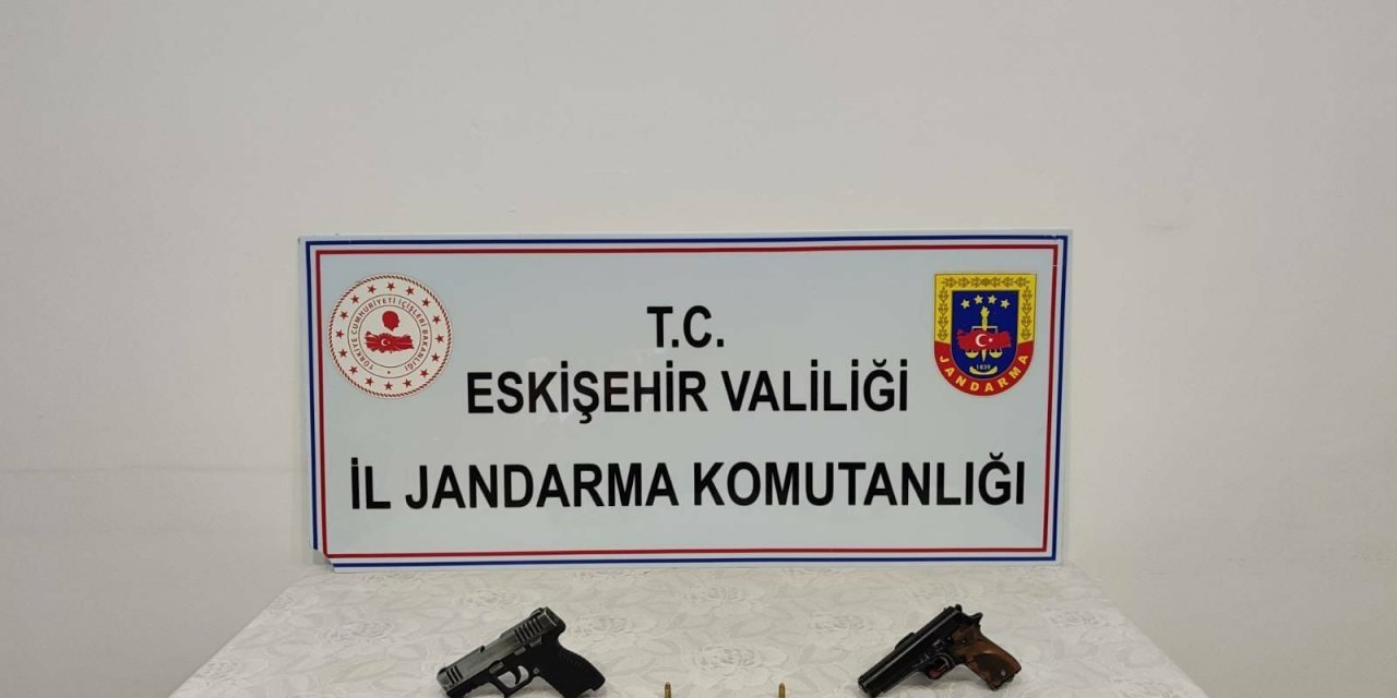 Eskişehir'de ruhsatsız tabanca satan 2 şahıs yakalandı