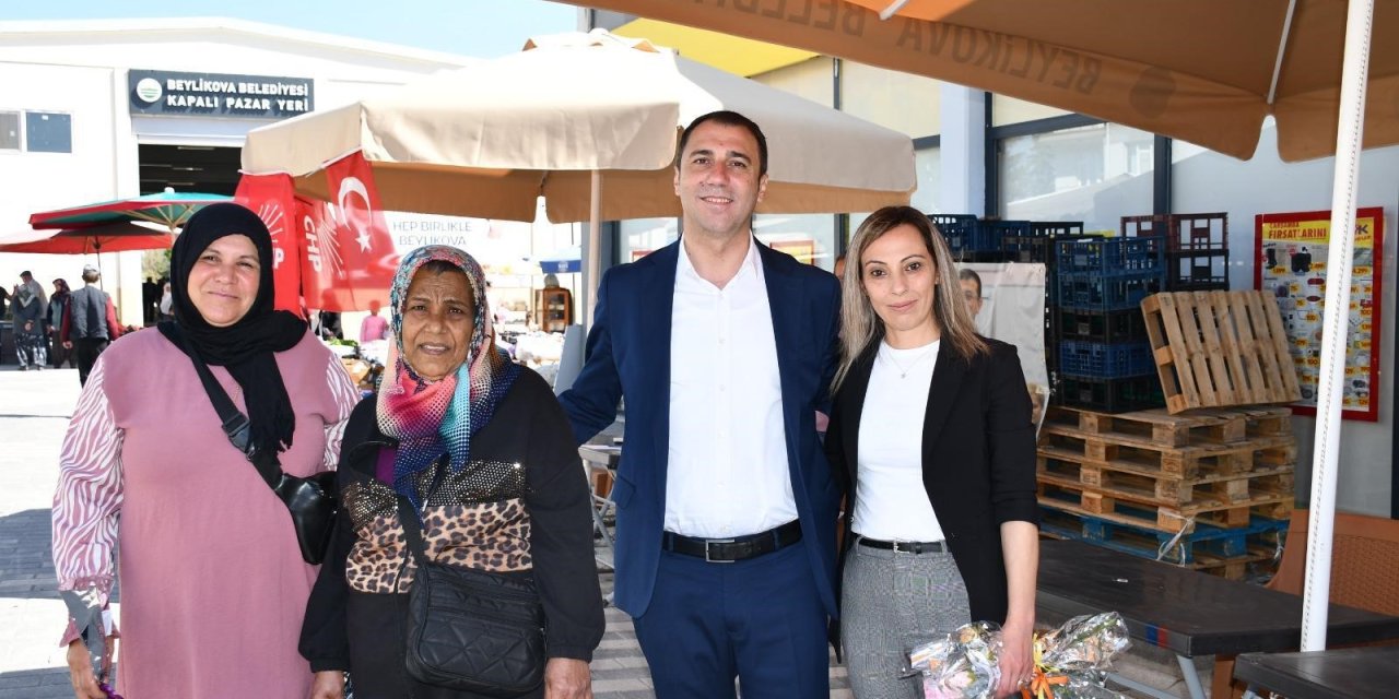 Başkanı Karabacak Anneler Günü için çiçek dağıttı