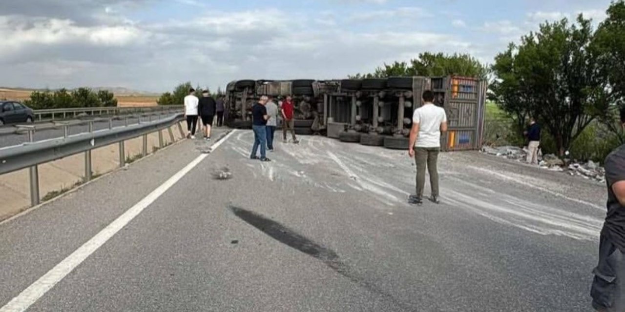 Eskişehir - Ankara karayolunda tır devrildi
