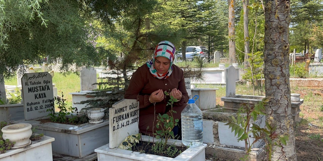 Anneler Günü'nü bebeğinin mezar taşını öperek geçirdi
