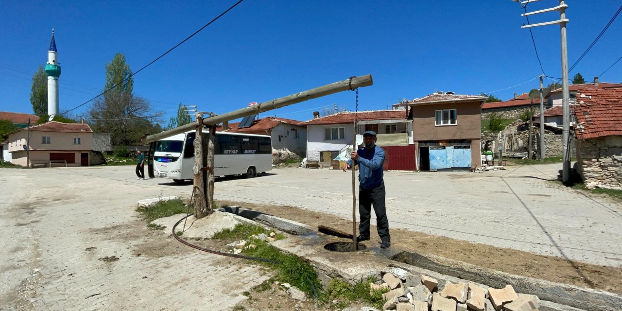 Köylü 100 yıldır su ihtiyacını bu kuyudan karşılıyor