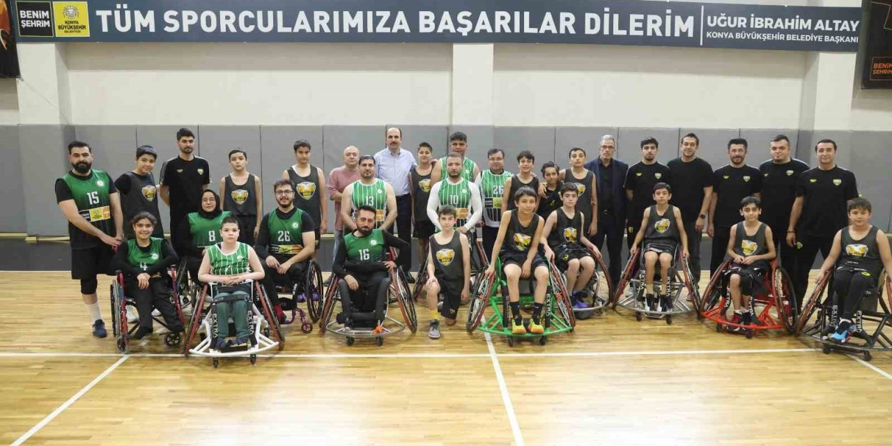Başkan Altay tekerlekli sandalyeye oturdu, engelli basketbolcularla maç yaptı