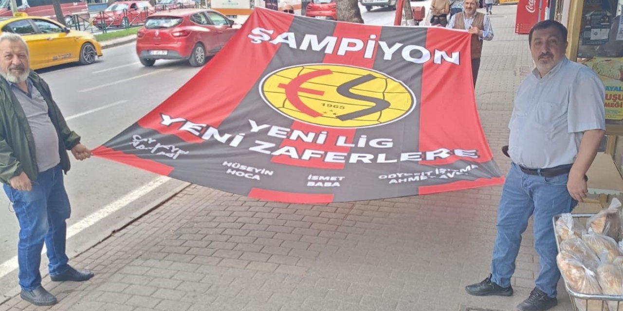 Eskişehirspor'un şampiyonluğunu esnaf böyle kutladı