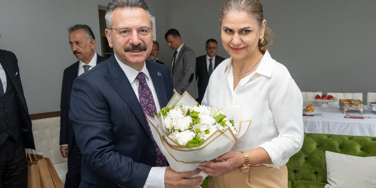 Vali Aksoy Neşe öğretmenin Anneler Günü’nü kutladı