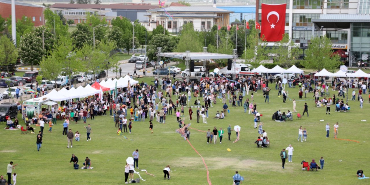 “ESTÜ Uçurtma Şenliği" gerçekleşti