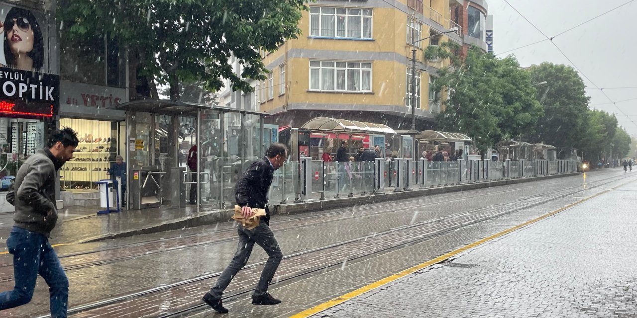 Eskişehir'de vatandaşın yağmur ile imtihanı