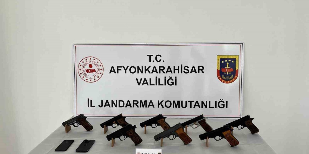 Ruhsatsız silahları satamadan jandarmaya yakalandı