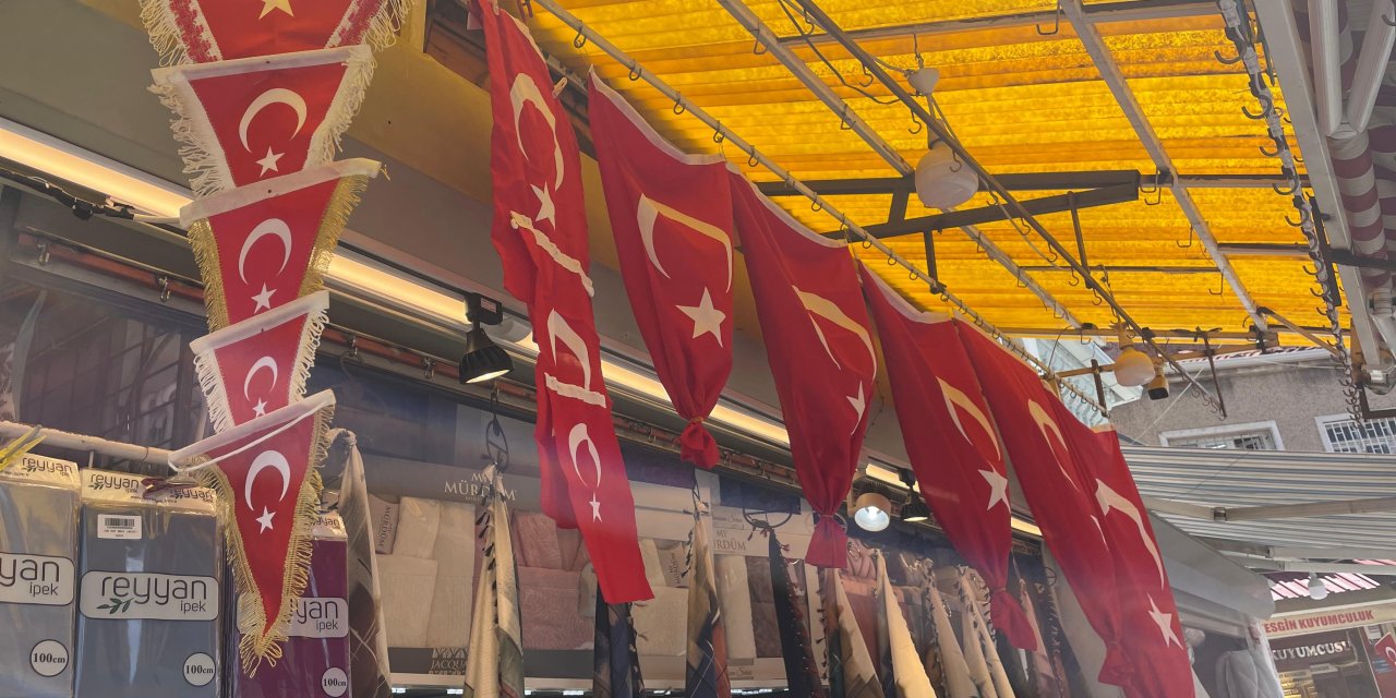 Eskişehir esnafı 19 Mayıs coşkusunu bayraklarla kutladı