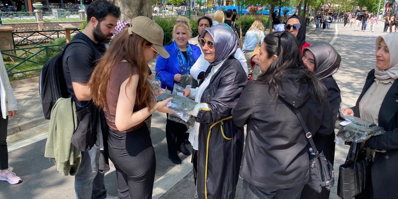 AK Parti Kadın Kolları gençlere tişört dağıttı