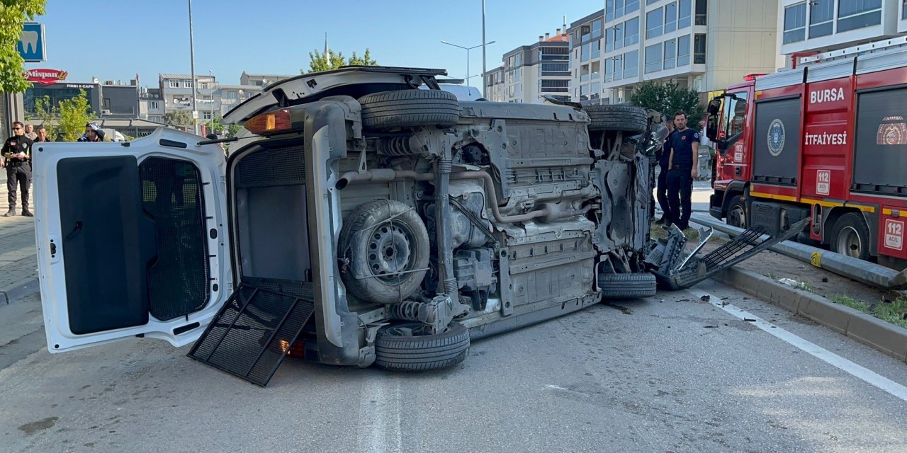 Polis aracı takla attı: 4 yaralı