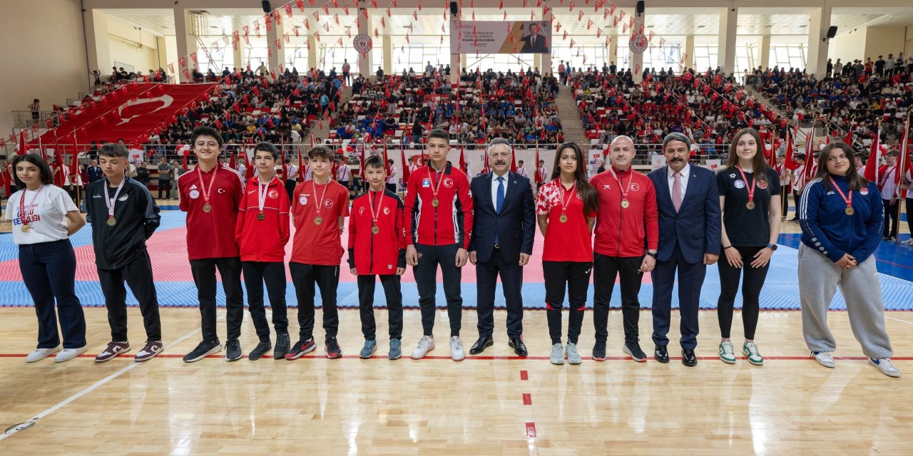 Vali Aksoy Şehit Anıl Gül Spor Salonu’nda düzenlenen törene katıldı