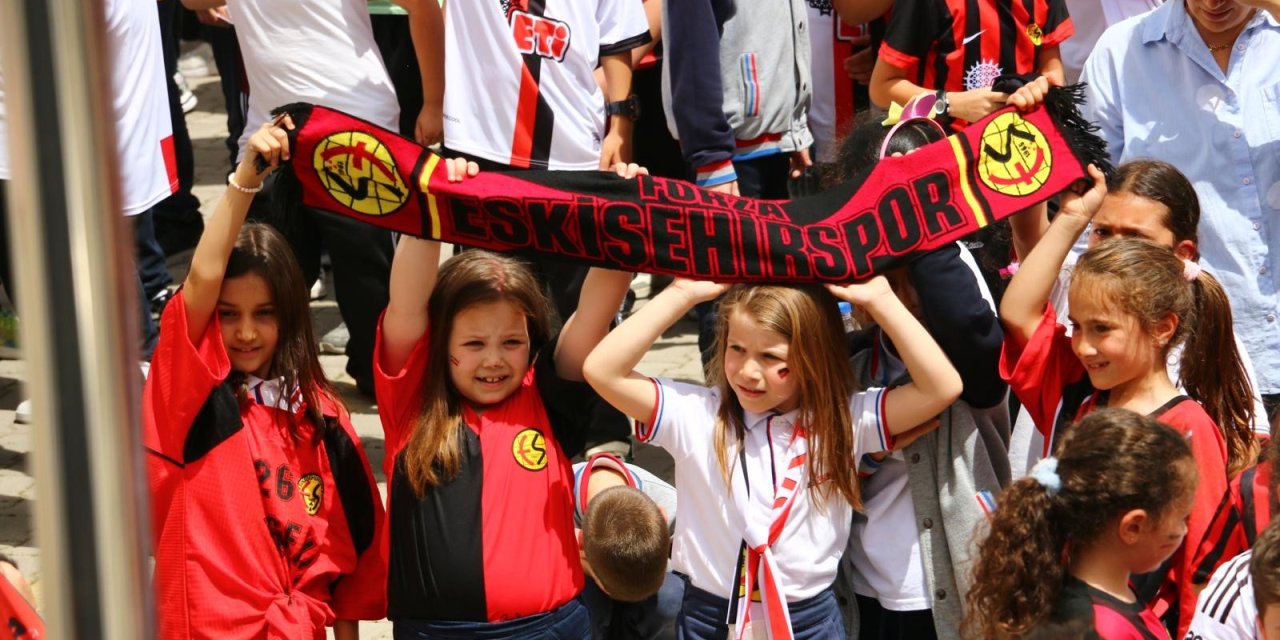 Eskişehirspor futbolcuları okulları ziyaret etti