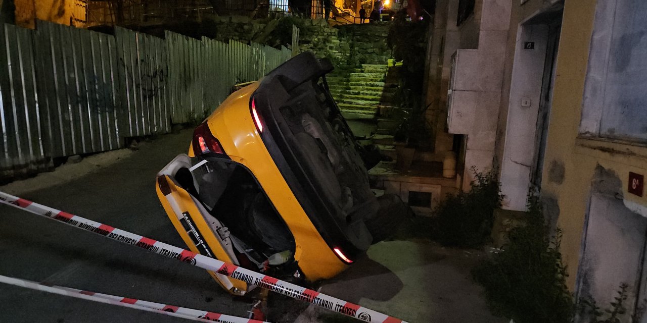 Kontrolden çıkan taksi alt sokağa uçtu