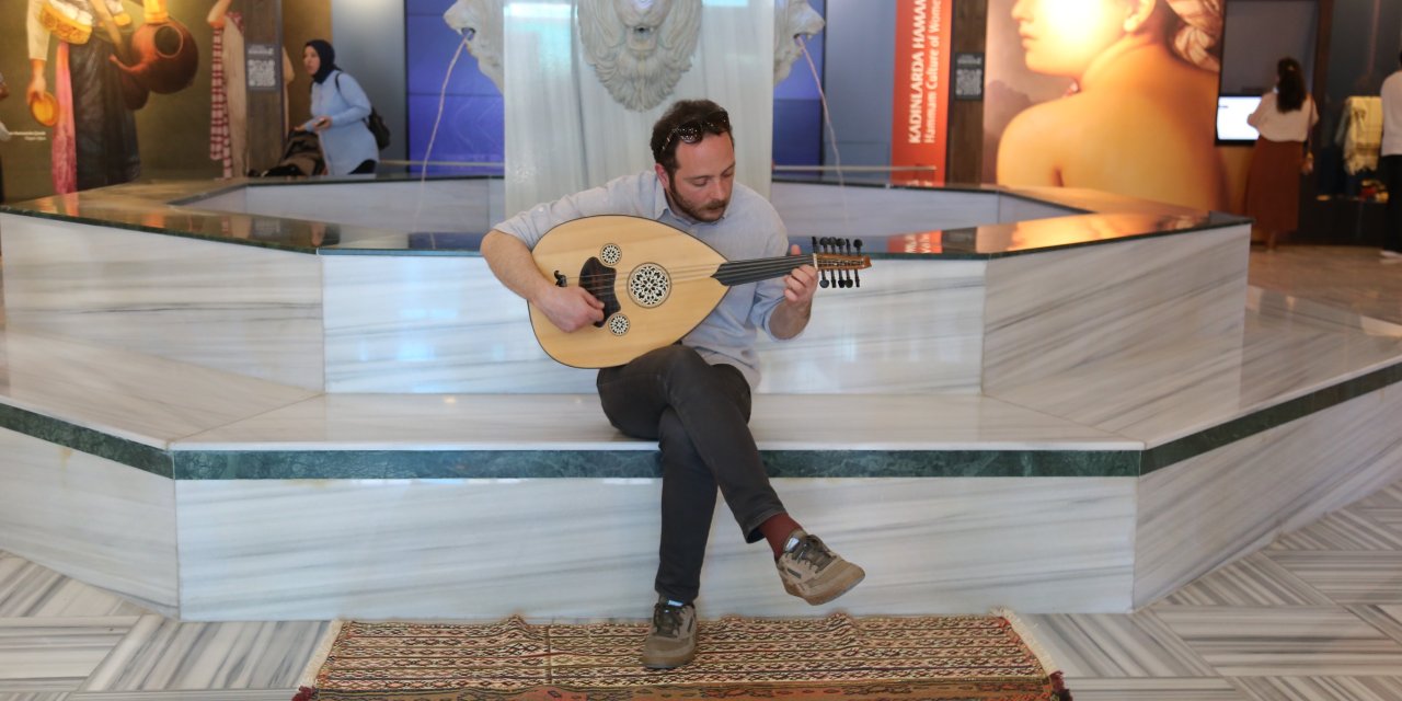 Hamam Müzesi'ne gelen ziyaretçilere canlı müzik performansı
