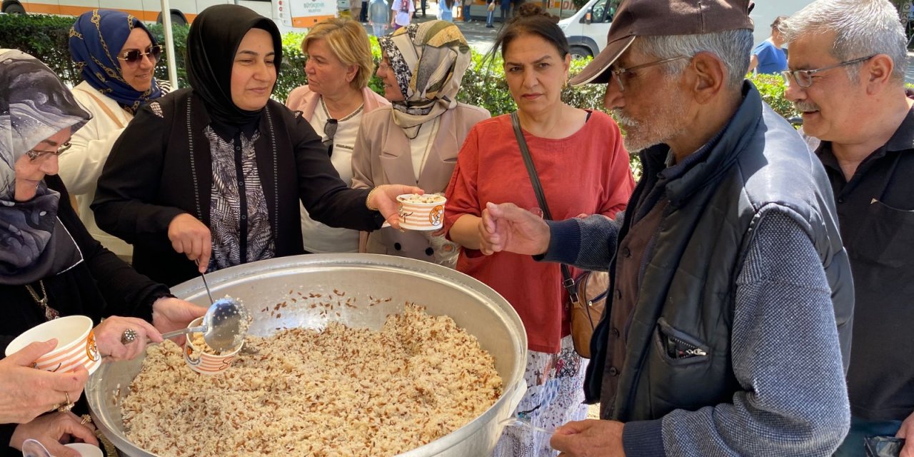 AK Partili kadınlardan parkta pilav ikramı