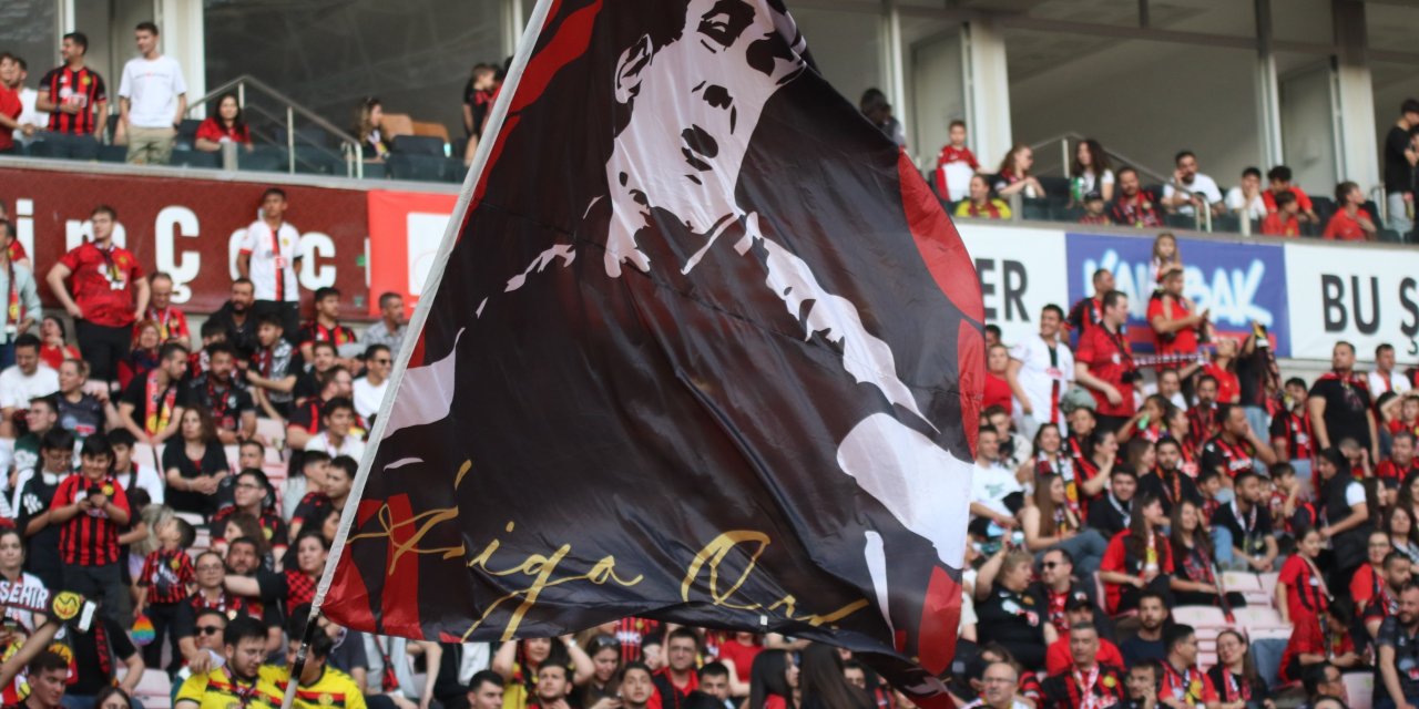 Eskişehirspor’un şampiyonluk kutlamasında renkli manzaralar