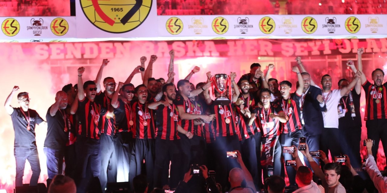 Eskişehirspor oyuncuları kupayı coşkuyla havaya kaldırdı