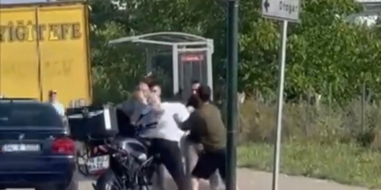 İki sürücü araçlarını durdurup yol ortasında birbirine saldırdı