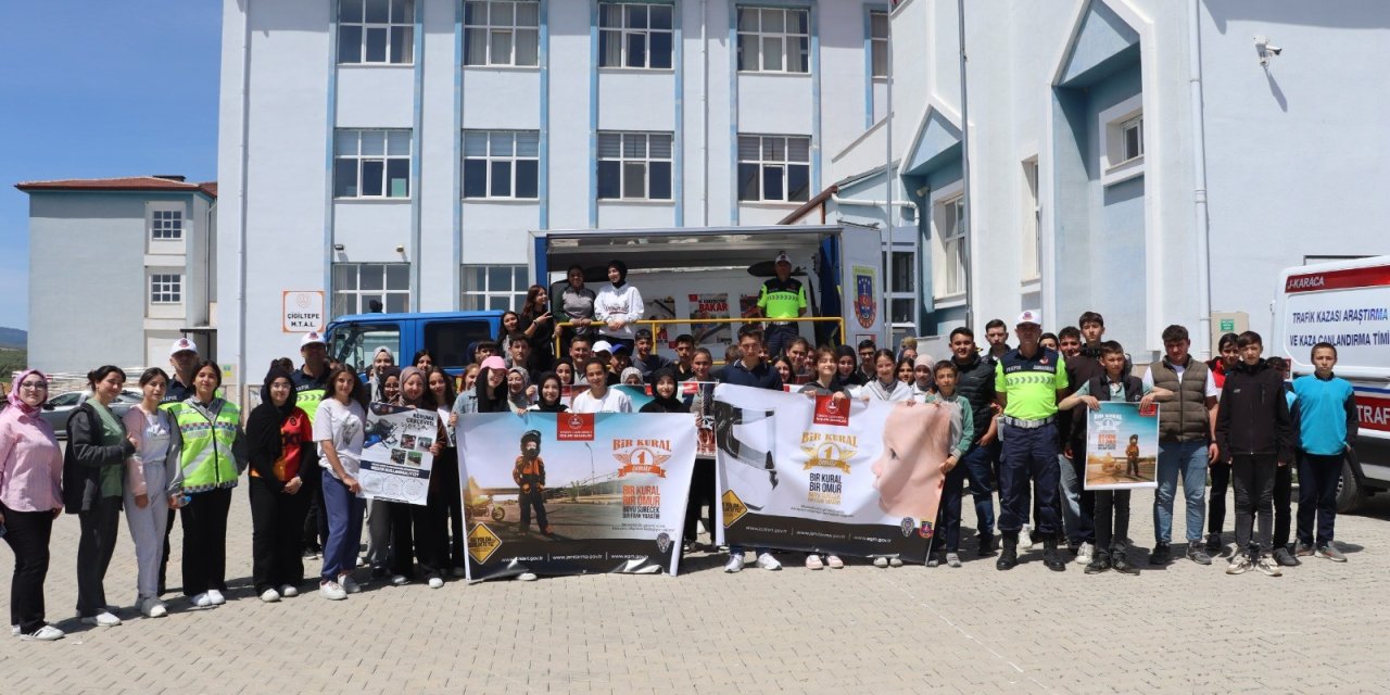 220 öğrenciye trafik güvenliği eğitimi verildi.