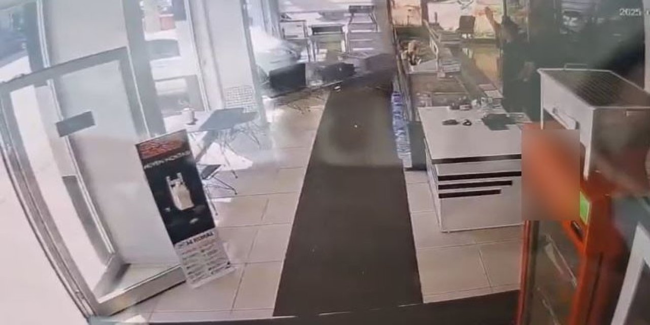 Aracını park etmeye çalışırken dükkana girdi