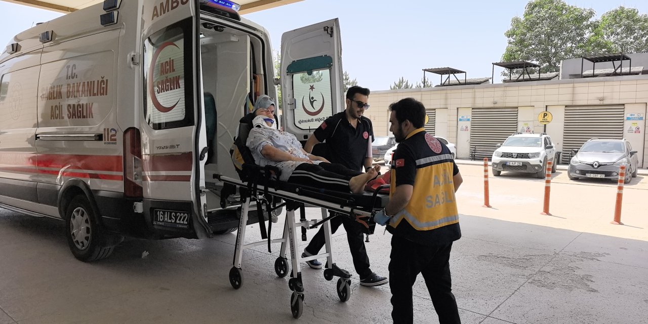 Anne ve oğlu elektrikli bisikletten düştü