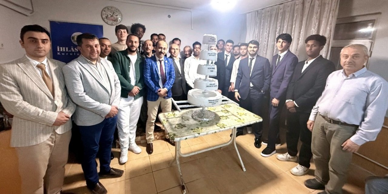 İhlas Vakfı Kütahya Huzur Erkek Öğrenci Yurdunda mezuniyet sevinci