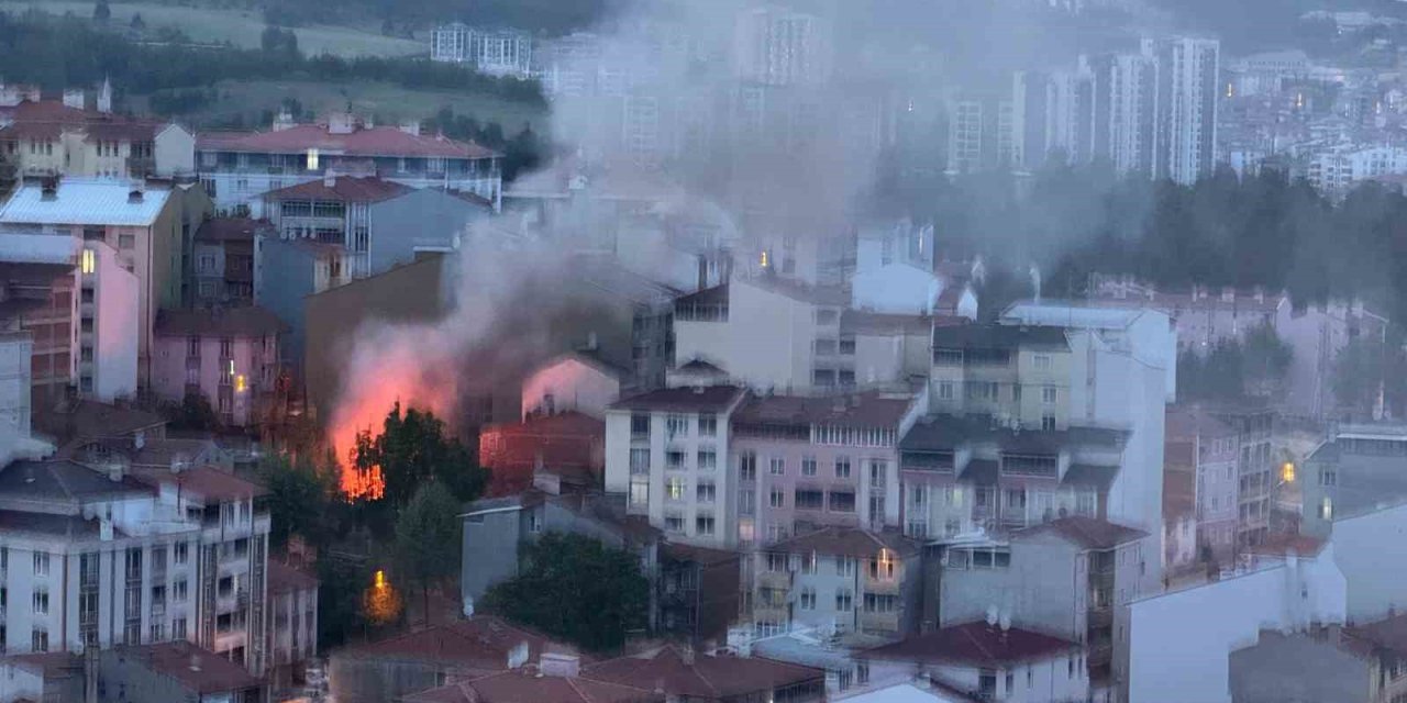 Bilecik’te çıkan yangında dumanlar gökyüzünü kapladı