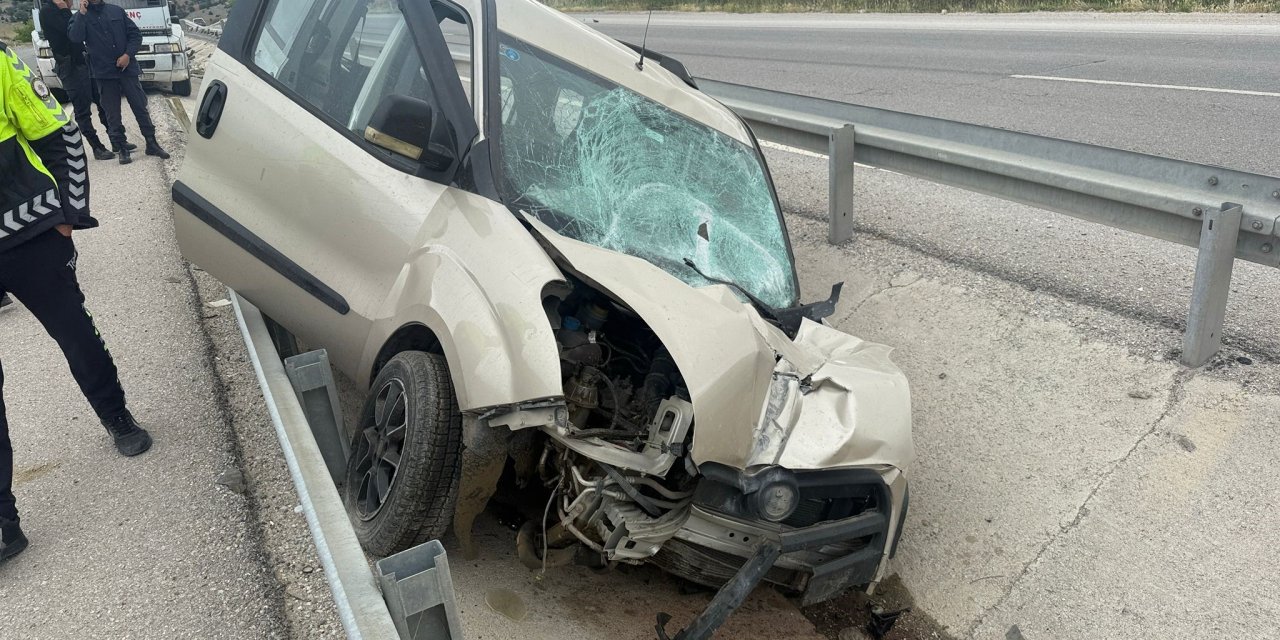 Kontrolden çıkan araç refüje girdi: 3 yaralı