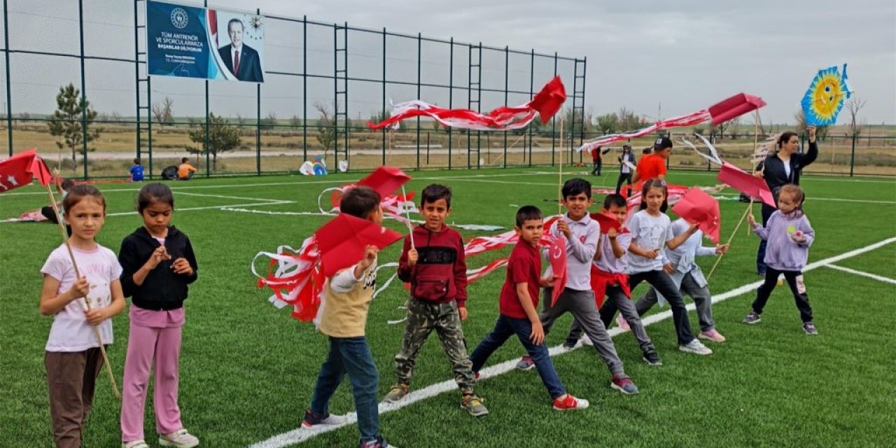 Eskişehir'de uçurtma şenliğinde renkli görüntüler