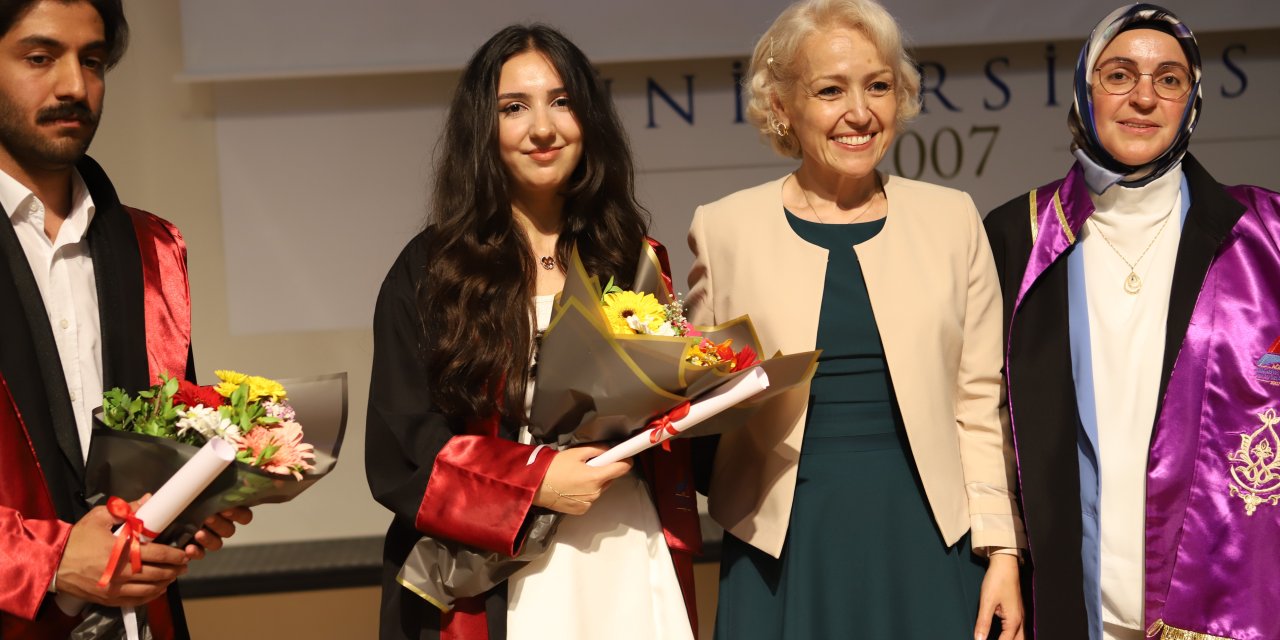 Öğrencisine yıllar sonra mezuniyetinde sürpriz yaptı