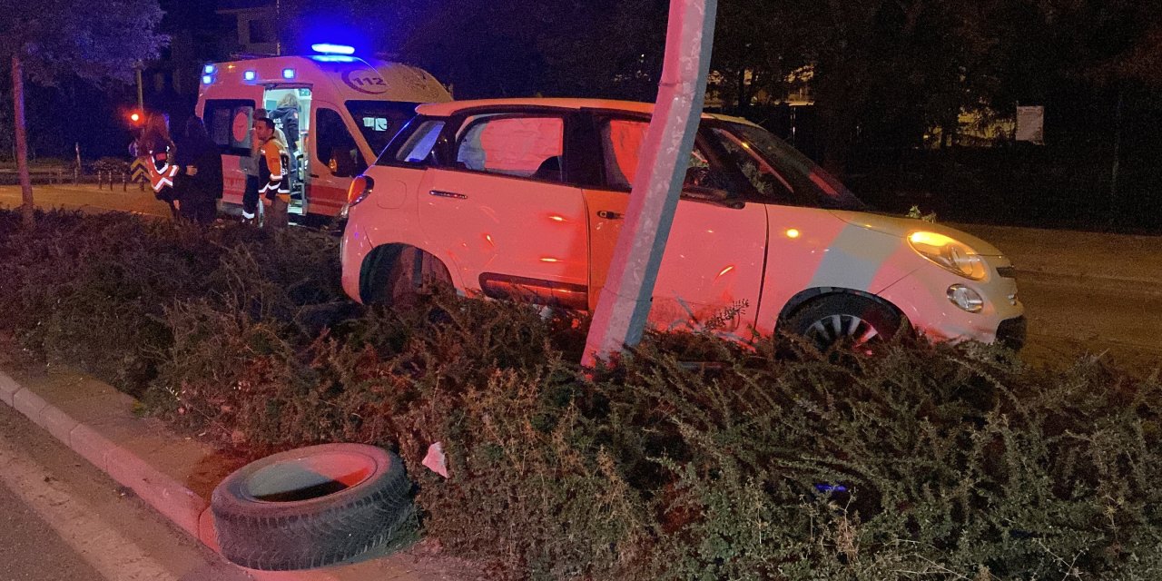 Eskişehir'de kontrolden çıkan otomobil refüje girdi: Sürücü kaçtı