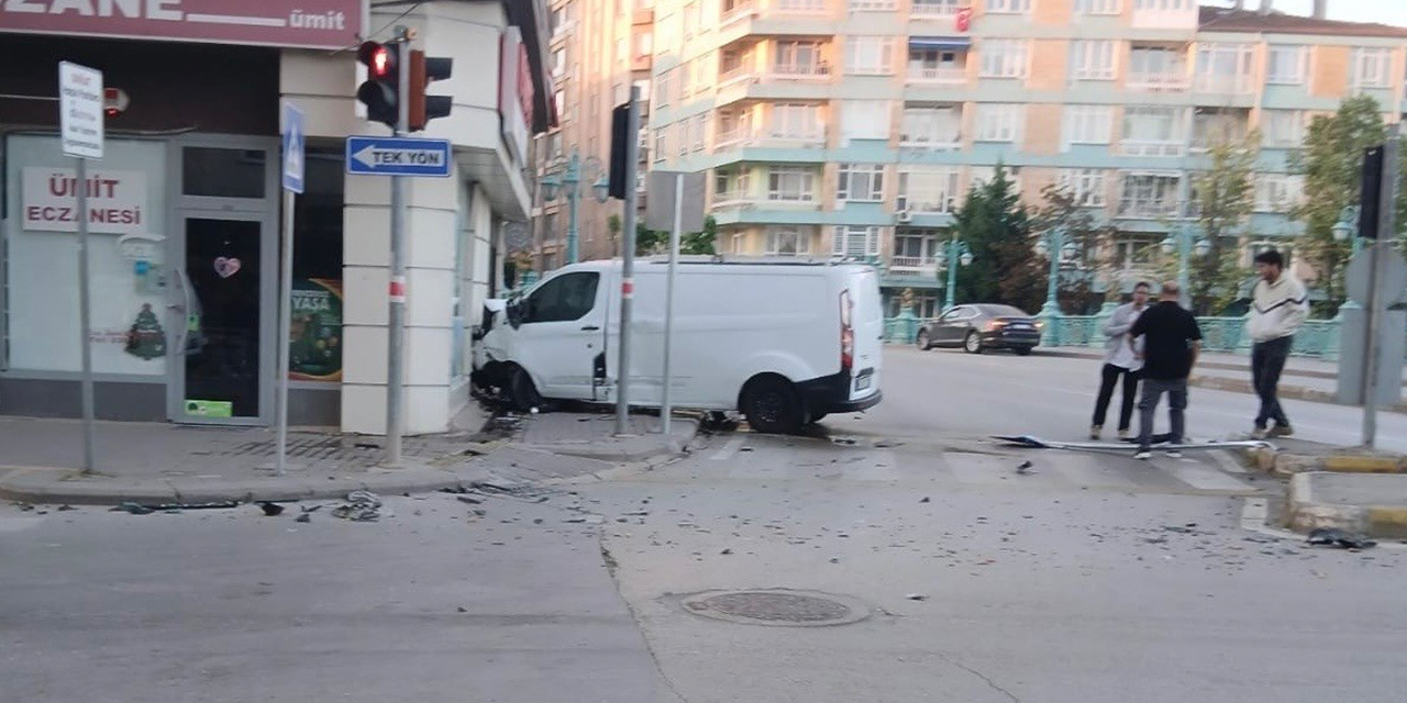 Eskişehir’de kavşakta kaza: 1 yaralı
