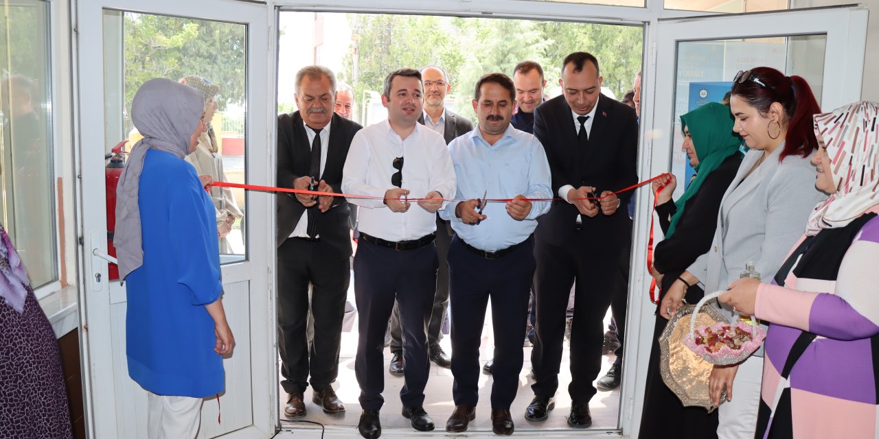 Günyüzü'nde kursiyerlerin yaptığı eserler sergilendi
