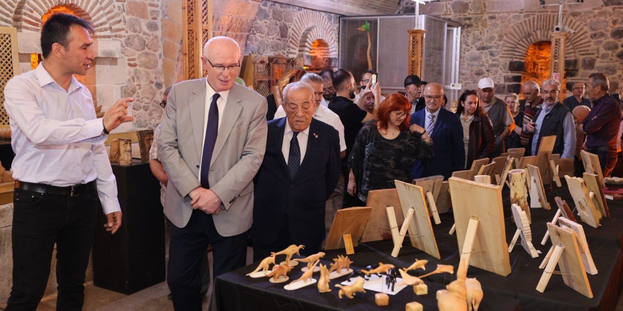 Ahşap Eserler Galerisi’nde açılan sergiye yoğun ilgi