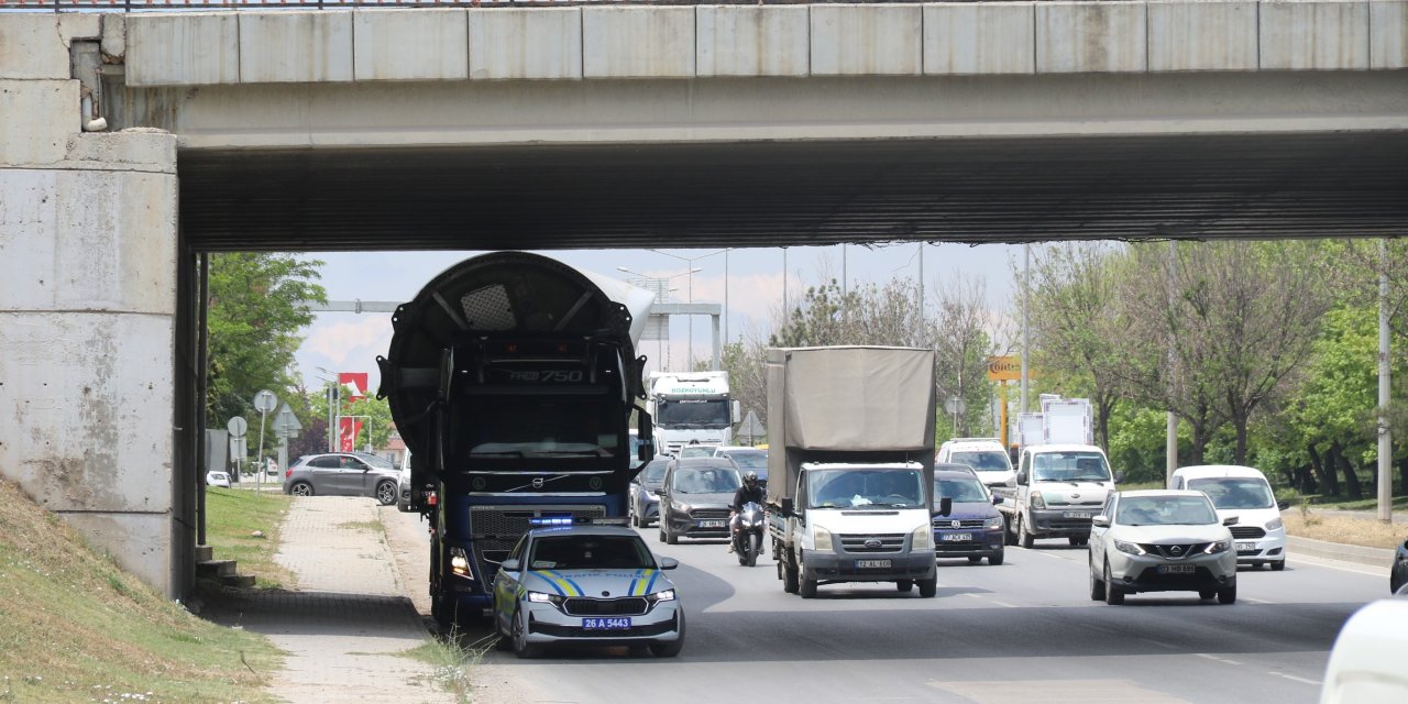 Eskişehir'de rüzgar türbini kanadı üst geçide sıkıştı