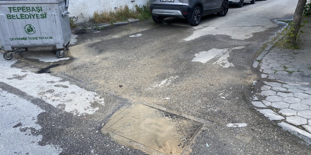 Eskişehir'de vatandaş su sızıntısının onarılmasını bekliyor