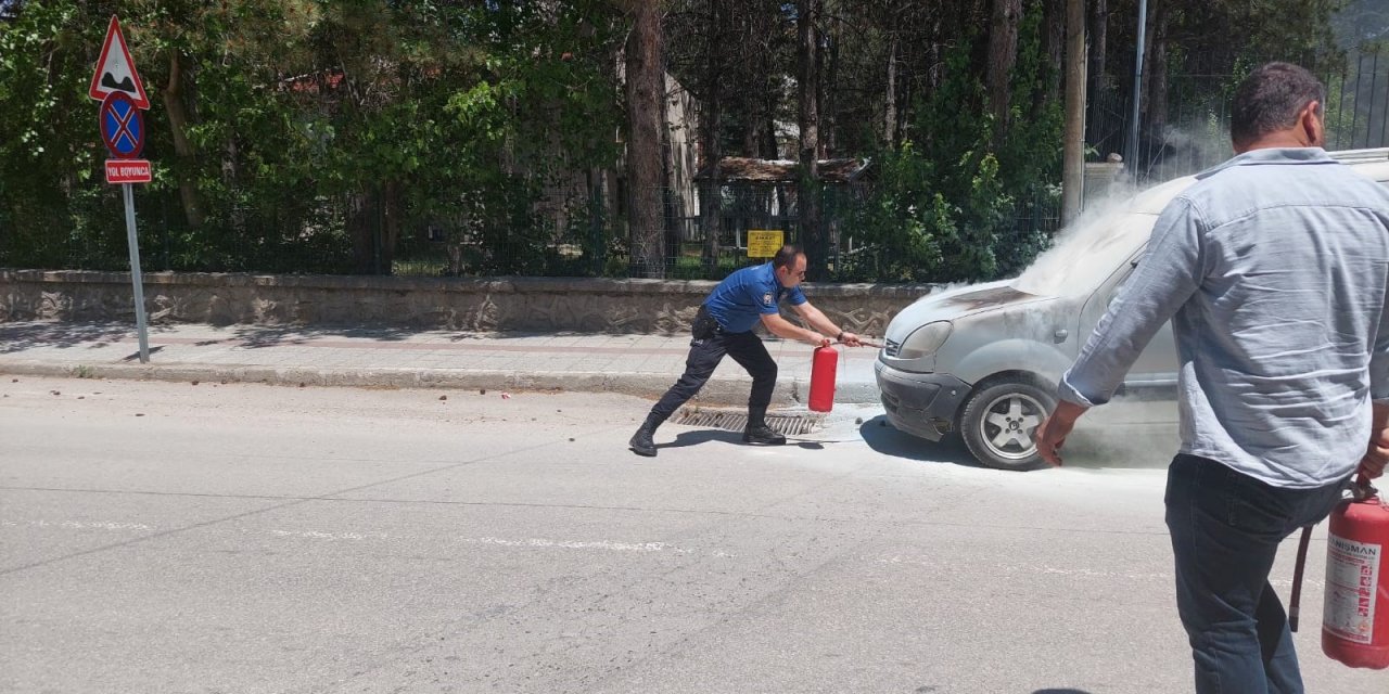 Seyir halinde bulunan otomobil bir anda alev aldı
