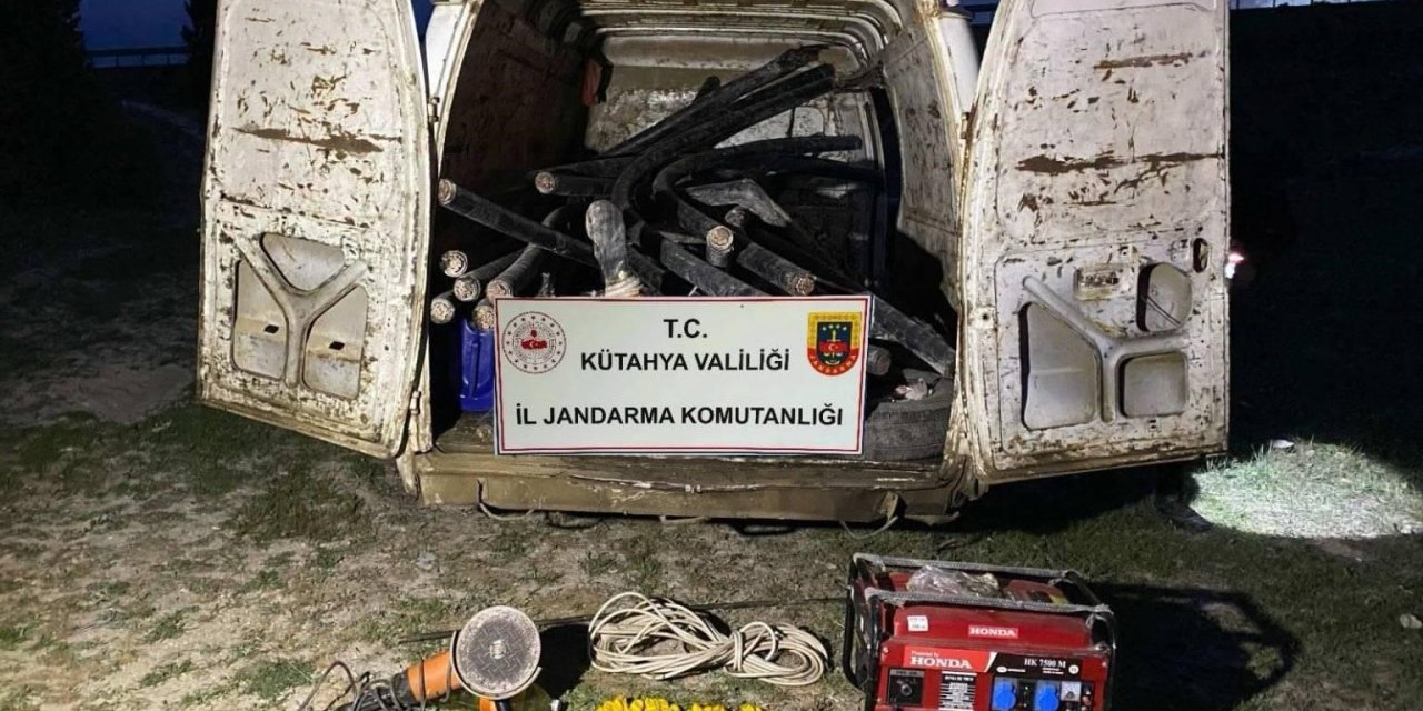 Yeraltında bulunan telefon kablolarını çalan şahıslar yakalandı