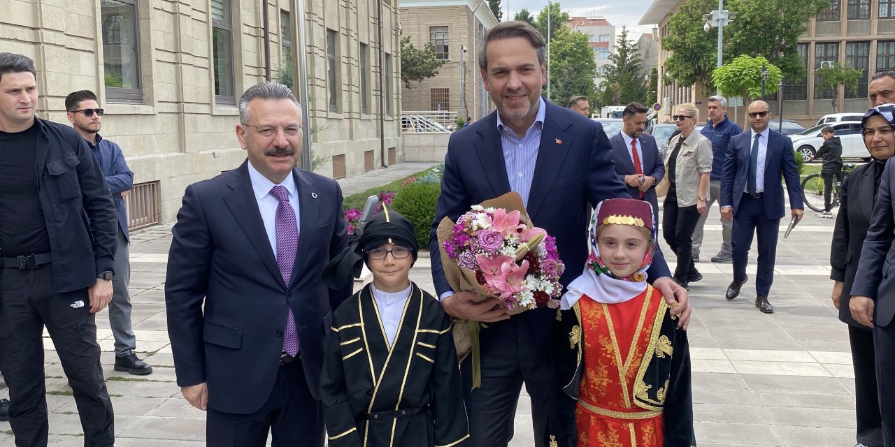 Alparslan Bayraktar Eskişehir Valiliği'ne ziyarette bulundu