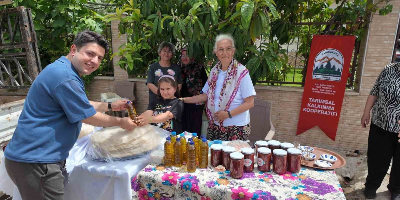 Kooperatif üyesi kadınlar bayram öncesi doğal ve lezzetli ürünleri pazara çıkardı